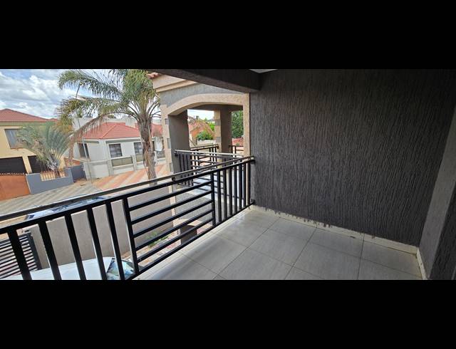 7 BEDROOM FREESTANDING FOR SALE IN FLORA PARK